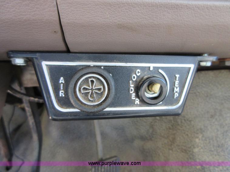 image for item D2465 1995 Ford F700 truck cab and chassis