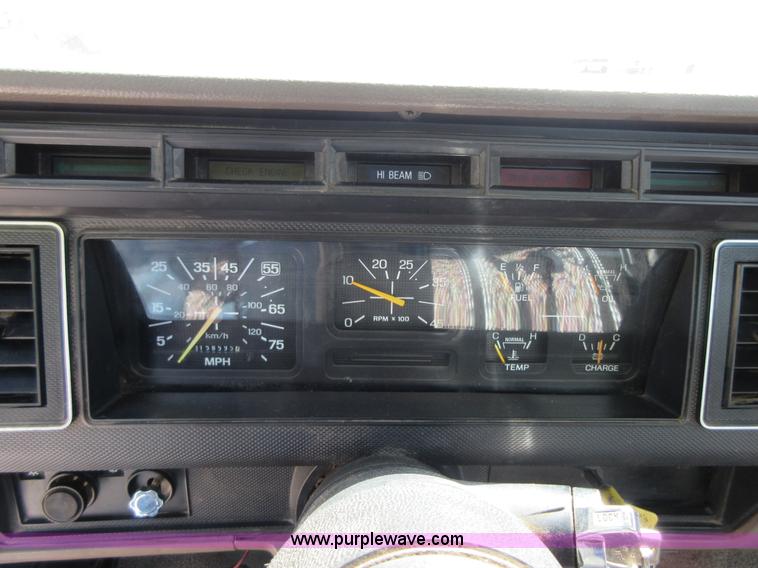 image for item D2465 1995 Ford F700 truck cab and chassis