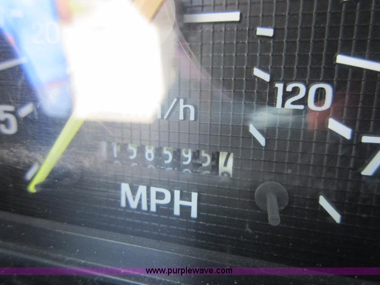 image for item D2465 1995 Ford F700 truck cab and chassis