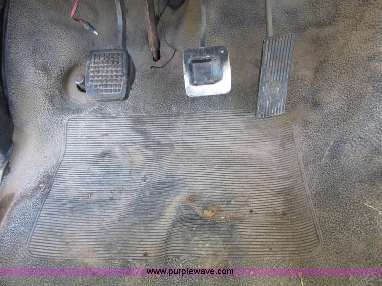 image for item D2465 1995 Ford F700 truck cab and chassis