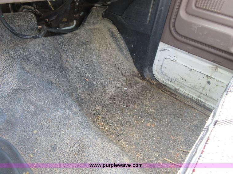 image for item D2465 1995 Ford F700 truck cab and chassis