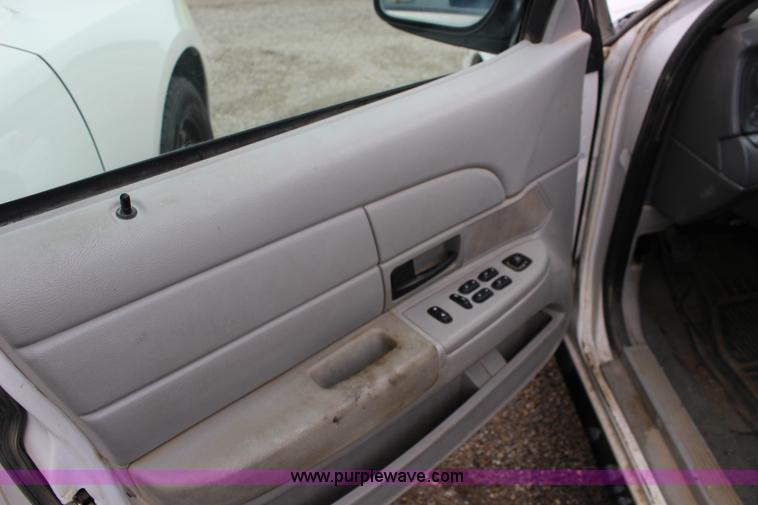 image for item F7862 2005 Ford Crown Victoria Police Interceptor