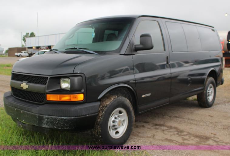 image for item F7869 2004 Chevrolet Express 2500 van