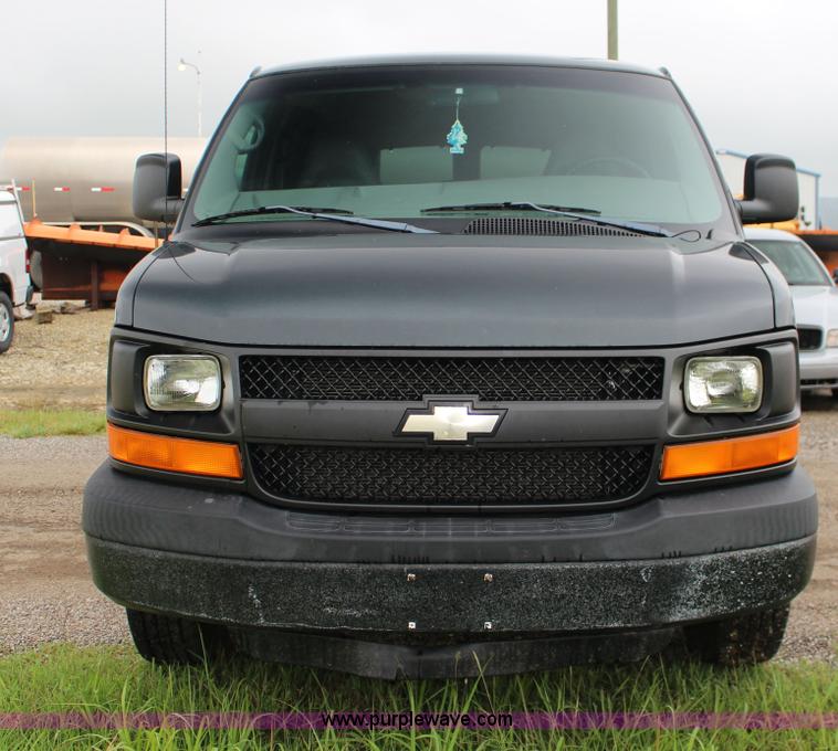 image for item F7869 2004 Chevrolet Express 2500 van