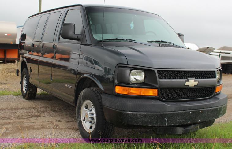 image for item F7869 2004 Chevrolet Express 2500 van