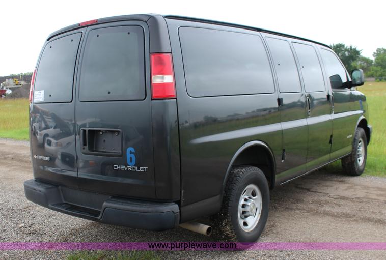 image for item F7869 2004 Chevrolet Express 2500 van