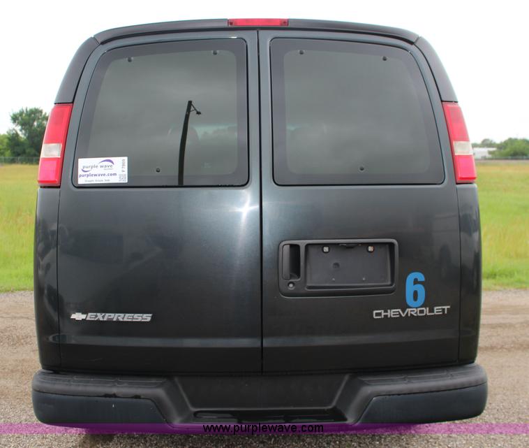 image for item F7869 2004 Chevrolet Express 2500 van