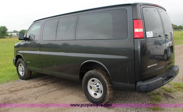 image for item F7869 2004 Chevrolet Express 2500 van