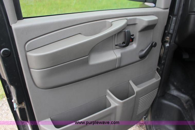 image for item F7869 2004 Chevrolet Express 2500 van