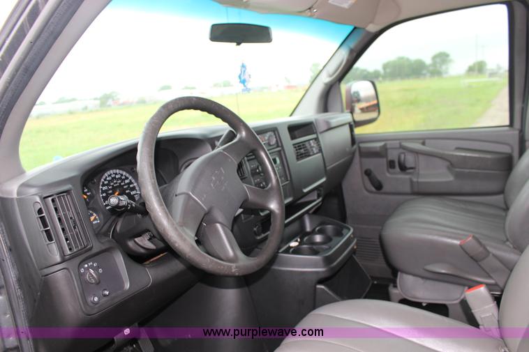image for item F7869 2004 Chevrolet Express 2500 van