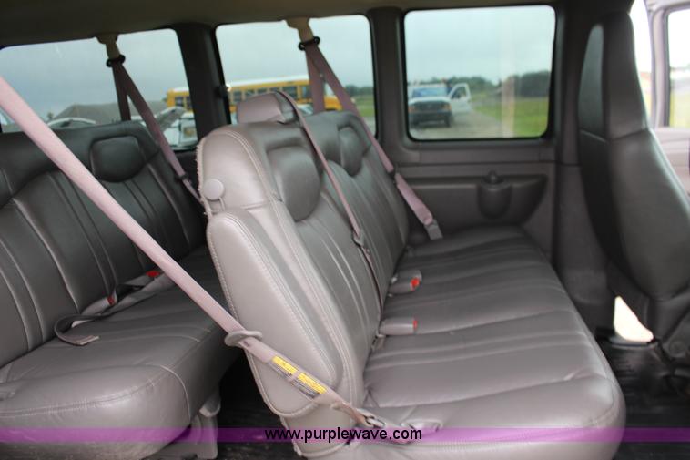 image for item F7869 2004 Chevrolet Express 2500 van