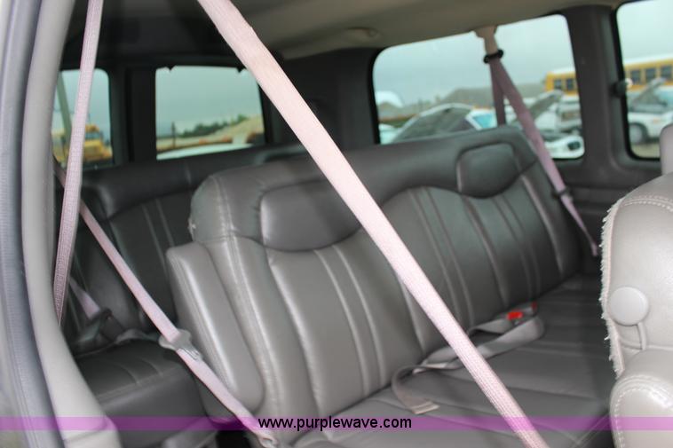 image for item F7869 2004 Chevrolet Express 2500 van