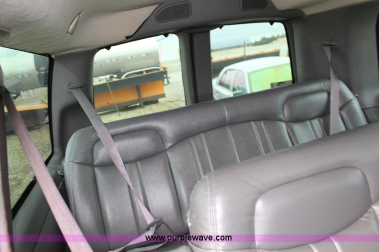 image for item F7869 2004 Chevrolet Express 2500 van