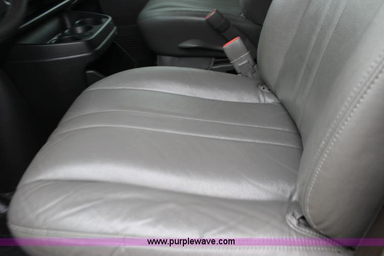 image for item F7869 2004 Chevrolet Express 2500 van