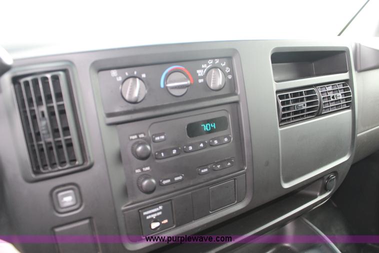 image for item F7869 2004 Chevrolet Express 2500 van