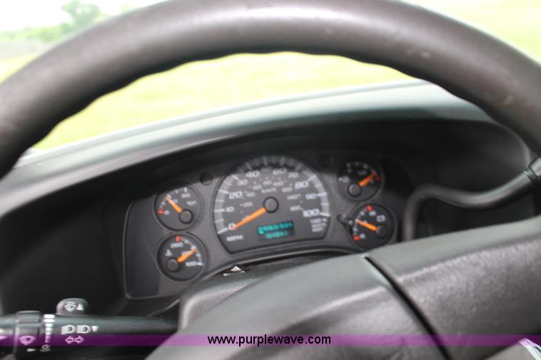 image for item F7869 2004 Chevrolet Express 2500 van