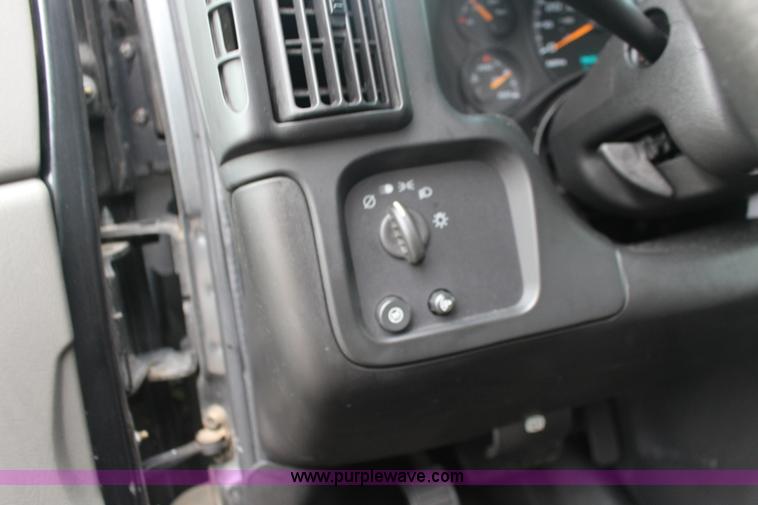 image for item F7869 2004 Chevrolet Express 2500 van