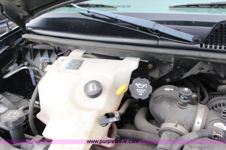 image for item F7869 2004 Chevrolet Express 2500 van