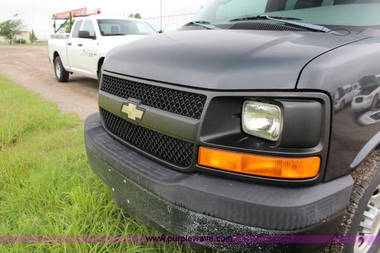 image for item F7869 2004 Chevrolet Express 2500 van