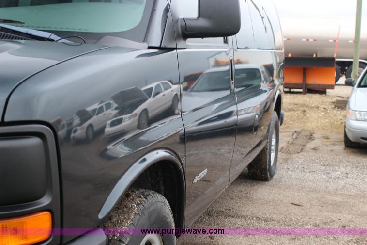 image for item F7869 2004 Chevrolet Express 2500 van