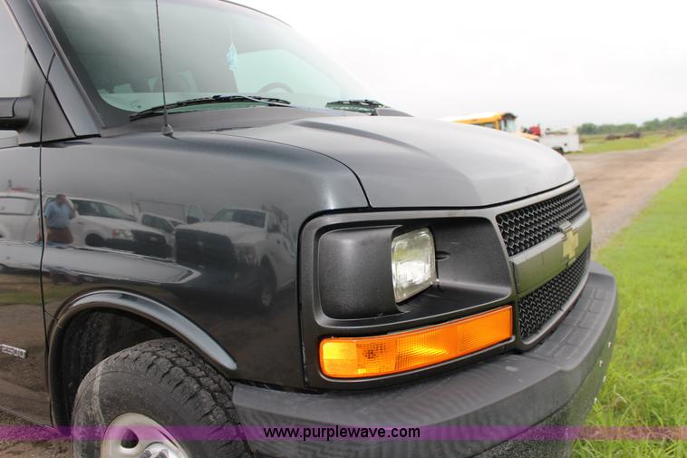 image for item F7869 2004 Chevrolet Express 2500 van