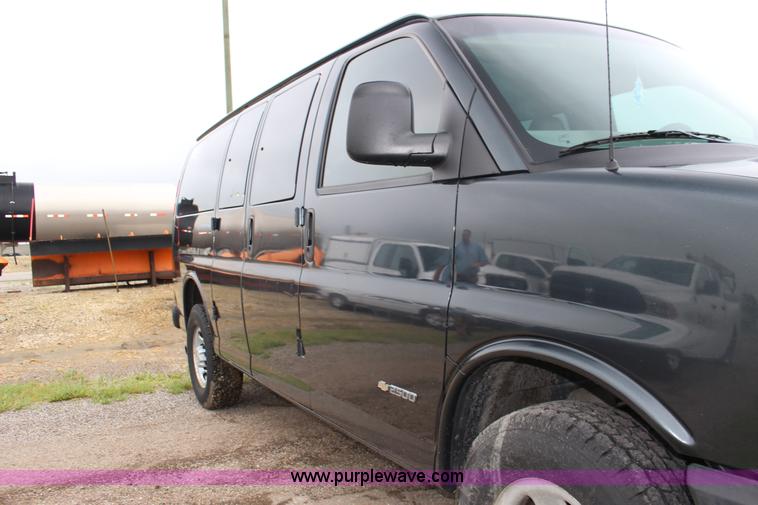 image for item F7869 2004 Chevrolet Express 2500 van