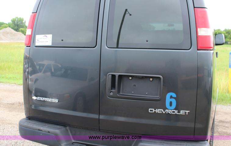image for item F7869 2004 Chevrolet Express 2500 van