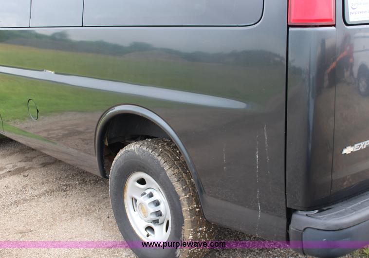 image for item F7869 2004 Chevrolet Express 2500 van