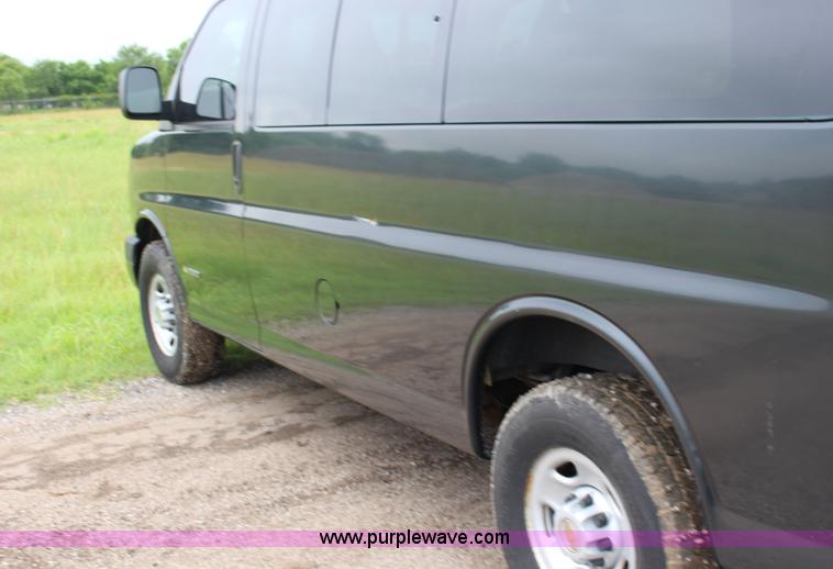 image for item F7869 2004 Chevrolet Express 2500 van