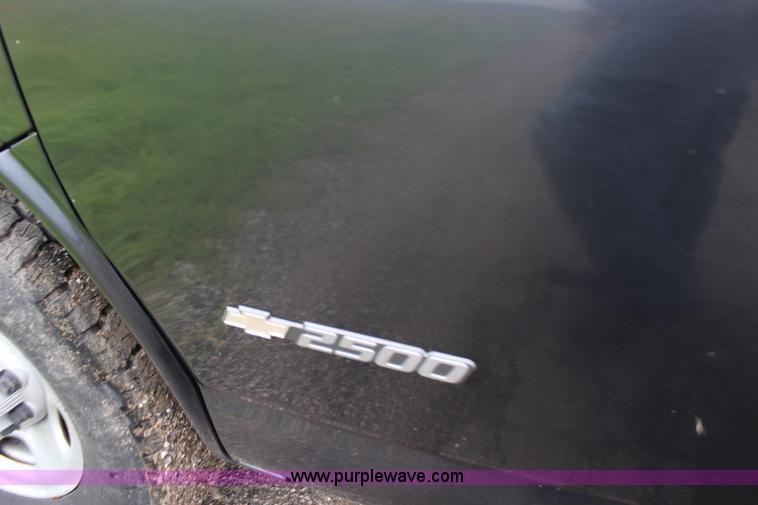 image for item F7869 2004 Chevrolet Express 2500 van