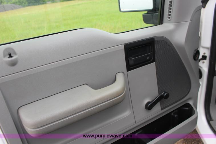 image for item F7870 2005 Ford F150 XL SuperCab pickup truck