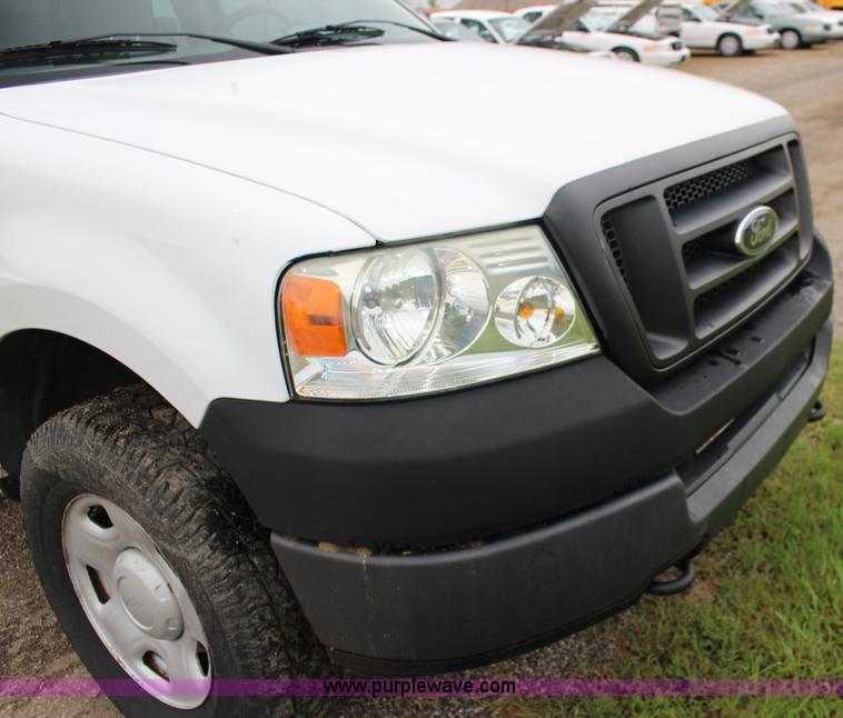 image for item F7870 2005 Ford F150 XL SuperCab pickup truck