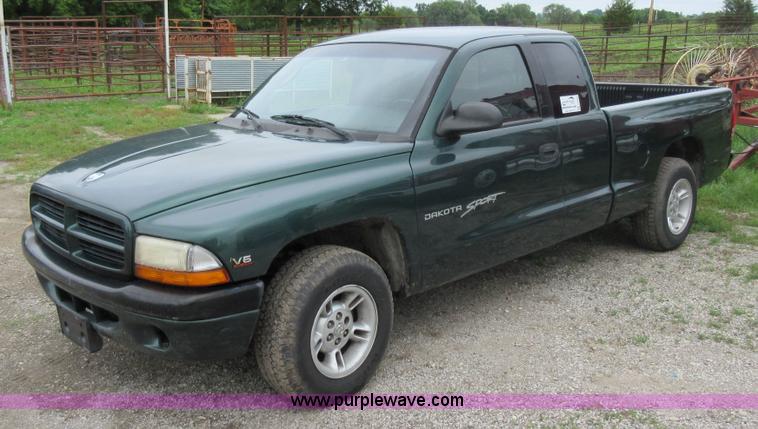 image for item G3695 2000 Dodge Dakota Sport Club Cab pickup truck