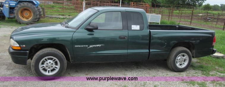 image for item G3695 2000 Dodge Dakota Sport Club Cab pickup truck