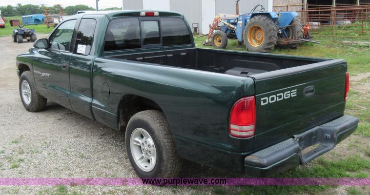 image for item G3695 2000 Dodge Dakota Sport Club Cab pickup truck