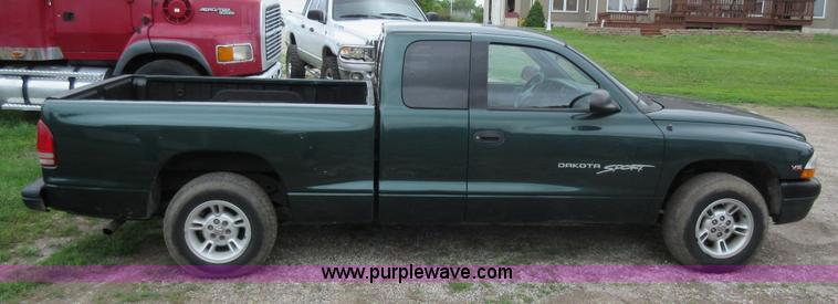 image for item G3695 2000 Dodge Dakota Sport Club Cab pickup truck