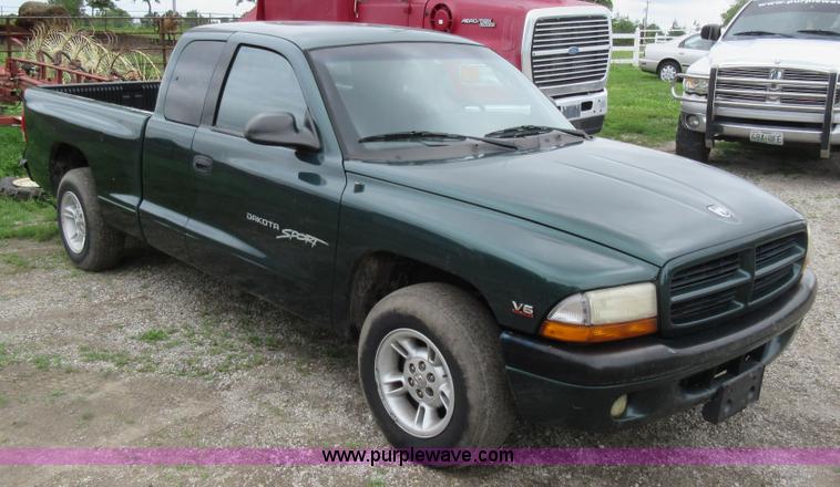 image for item G3695 2000 Dodge Dakota Sport Club Cab pickup truck