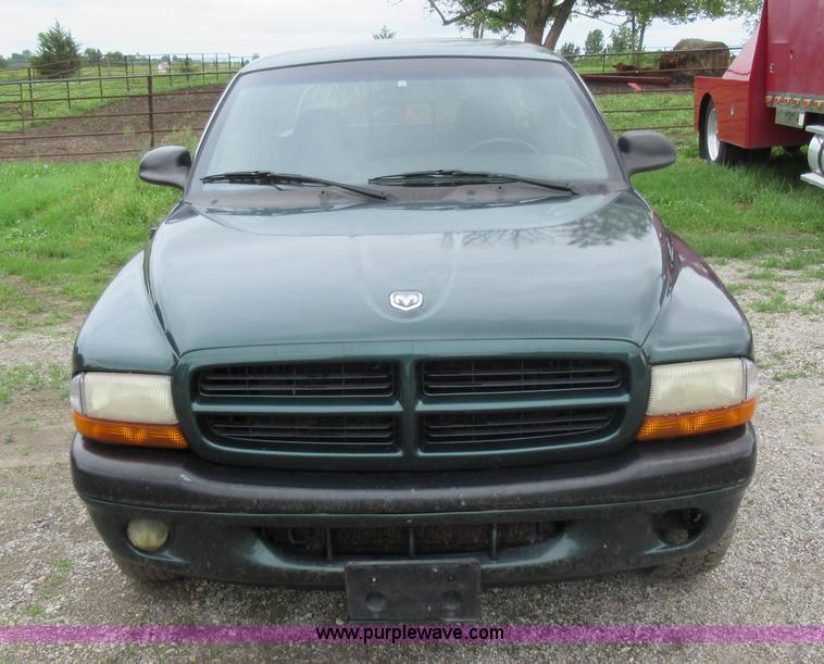 image for item G3695 2000 Dodge Dakota Sport Club Cab pickup truck