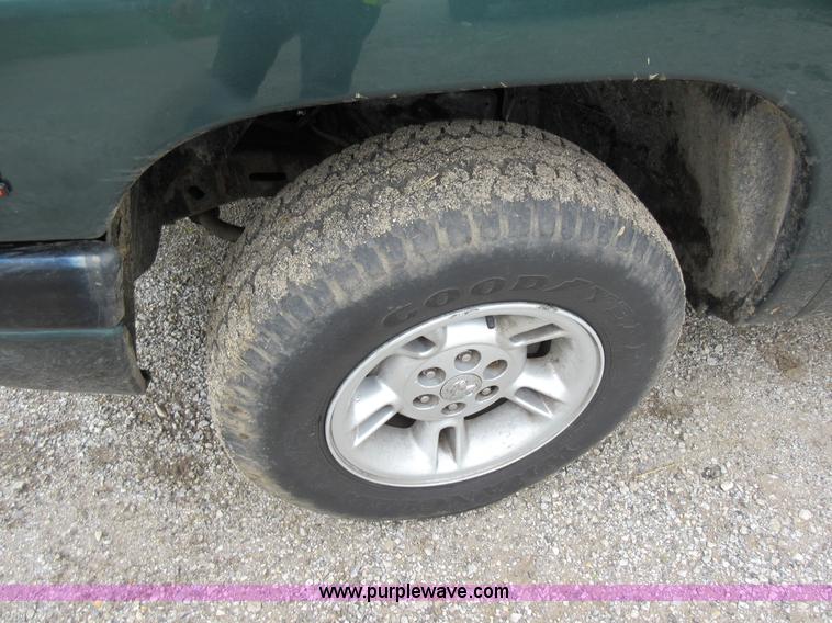 image for item G3695 2000 Dodge Dakota Sport Club Cab pickup truck