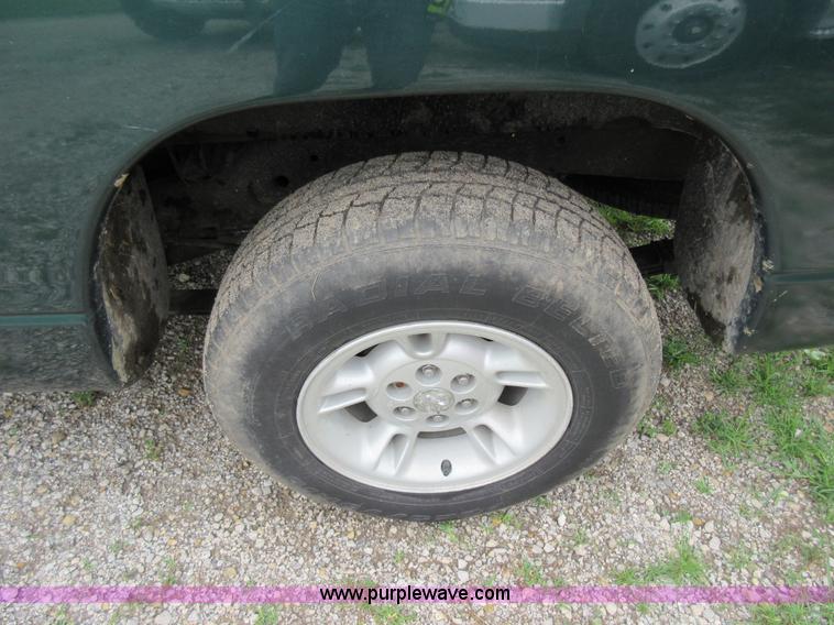 image for item G3695 2000 Dodge Dakota Sport Club Cab pickup truck