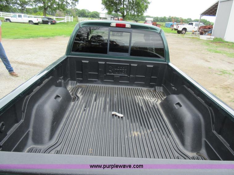 image for item G3695 2000 Dodge Dakota Sport Club Cab pickup truck