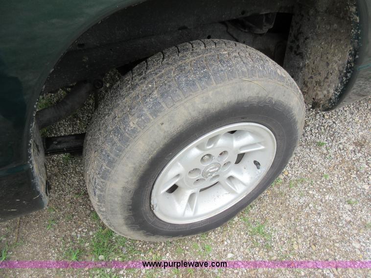 image for item G3695 2000 Dodge Dakota Sport Club Cab pickup truck