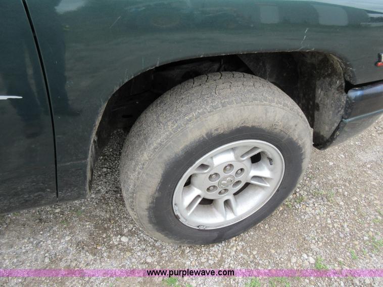 image for item G3695 2000 Dodge Dakota Sport Club Cab pickup truck