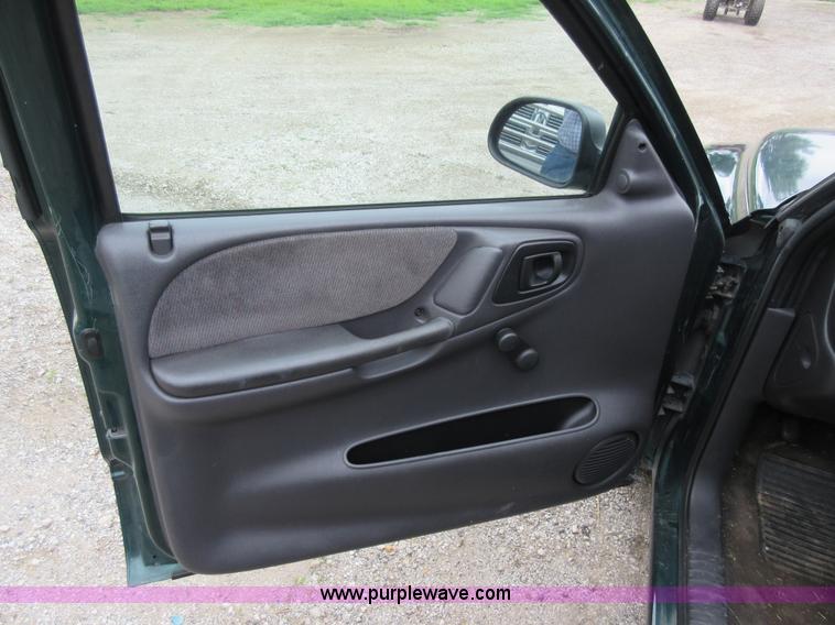 image for item G3695 2000 Dodge Dakota Sport Club Cab pickup truck