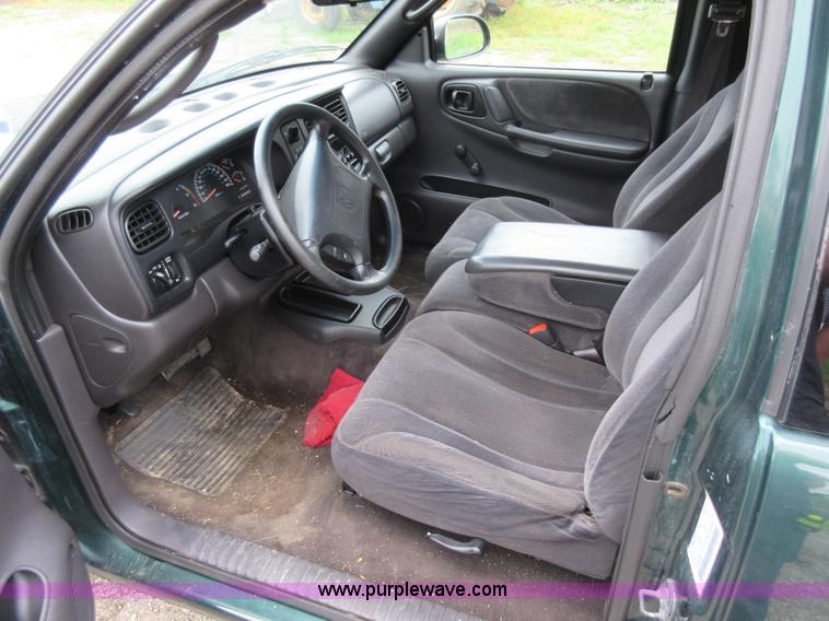 image for item G3695 2000 Dodge Dakota Sport Club Cab pickup truck