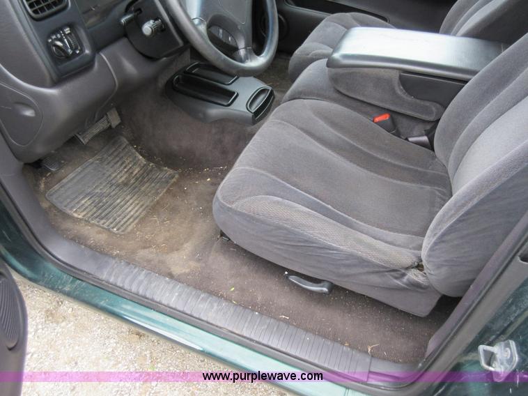 image for item G3695 2000 Dodge Dakota Sport Club Cab pickup truck