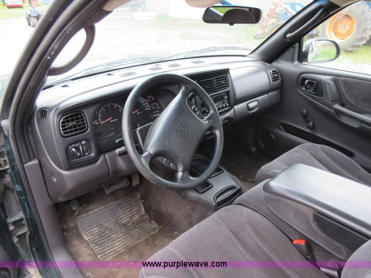 image for item G3695 2000 Dodge Dakota Sport Club Cab pickup truck