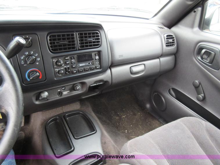 image for item G3695 2000 Dodge Dakota Sport Club Cab pickup truck