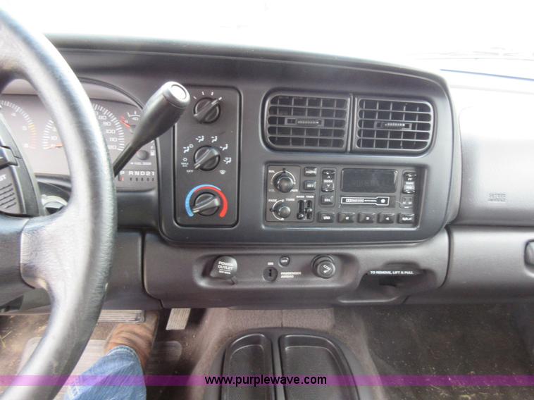 image for item G3695 2000 Dodge Dakota Sport Club Cab pickup truck