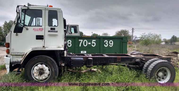 image for item G6614 1992 GMC 7000 truck cab and chassis